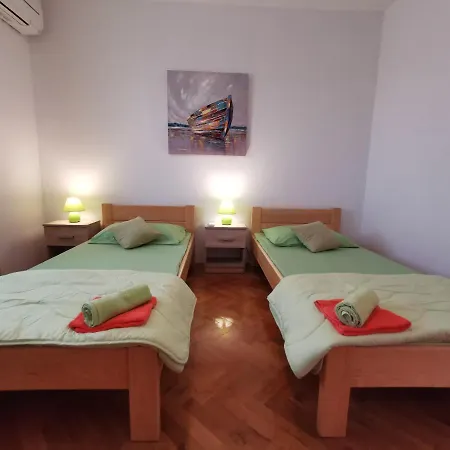 Ferienhaus House Ana - Loborika, Pula, 4 Bedrooms *